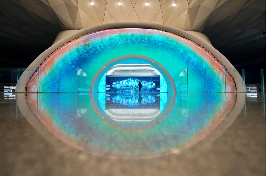 Un hombre visita el Centro de Computación Urbana de Xiong'an, en la Nueva Área de Xiong'an, en la provincia norteña china de Hebei, el 26 de febrero de 2025. (Xinhua/Mu Yu)
