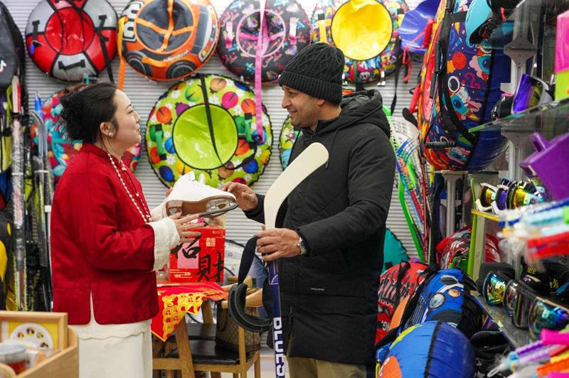 Un comerciante extranjero compra equipo para deportes de invierno en el Mercado Internacional de Comercio de Yiwu, provincia de Zhejiang, este de China. (Foto de Zhang Yongtao/Diario del Pueblo digital)