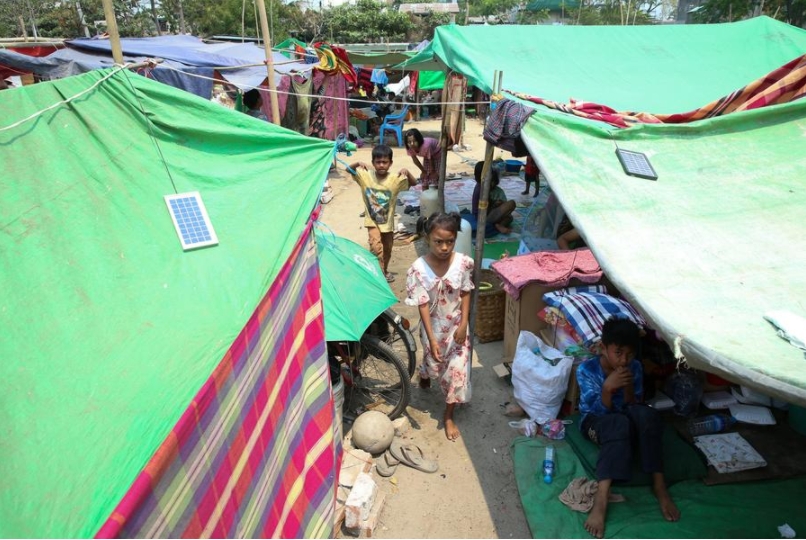 Niños son vistos en un refugio temporal para personas afectadas por el terremoto, en Mandalay, Myanmar, el 3 de abril de 2025. (Xinhua/Myo Kyaw Soe)