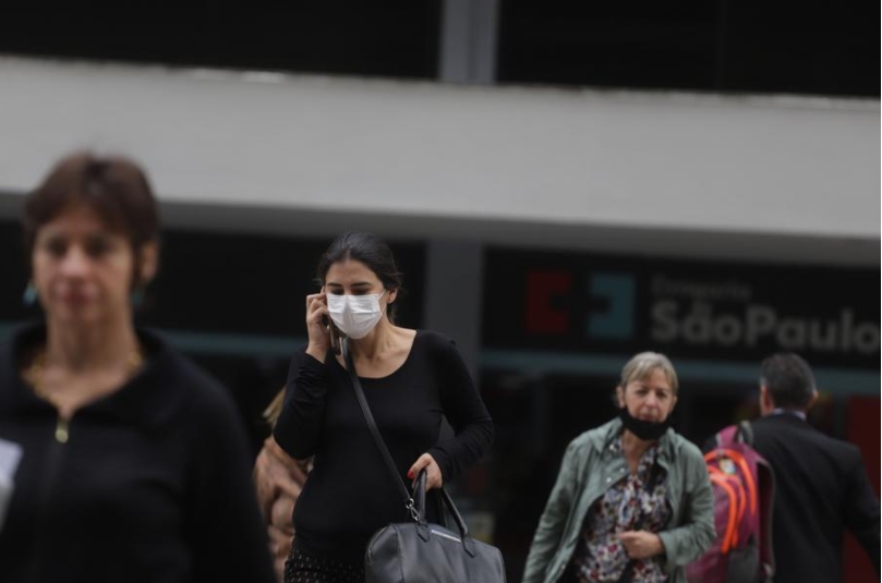 Personas caminan por una calle en Sao Paulo, Brasil, el 17 de agosto de 2022. (Xinhua/Rahel Patrasso)