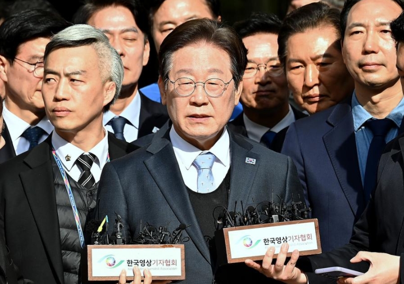 Lee Jae-myung (c) habla tras ser absuelto del cargo de violación de la ley electoral por un tribunal de apelación, en el Tribunal Superior de Seúl, República de Corea, el 26 de marzo de 2025. (Xinhua/NEWSIS)