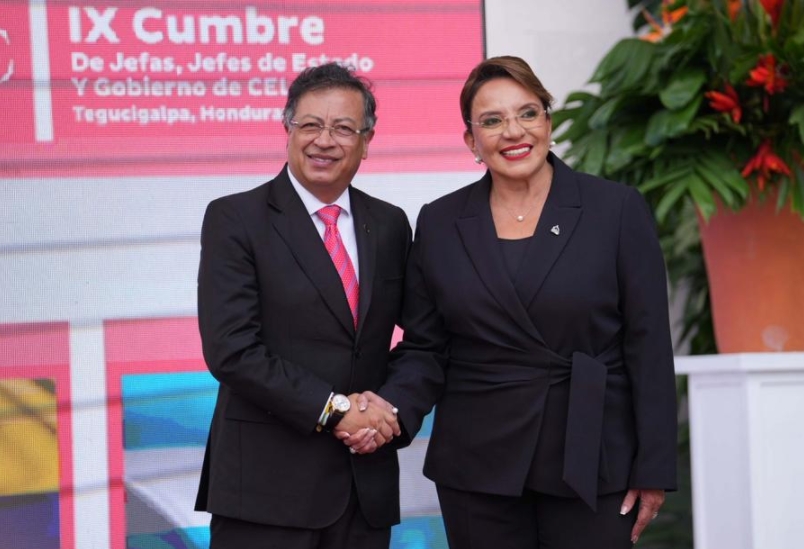 La presidenta hondureña, Xiomara Castro (d), recibe al presidente colombiano, Gustavo Petro (i), a su llegada a la IX Cumbre de Jefas, Jefes de Estado y de Gobierno de la Comunidad de Estados Latinoamericanos y Caribeños (CELAC), en Tegucigalpa, capital de Honduras, el 9 de abril de 2025.  (Xinhua/David de la Paz)