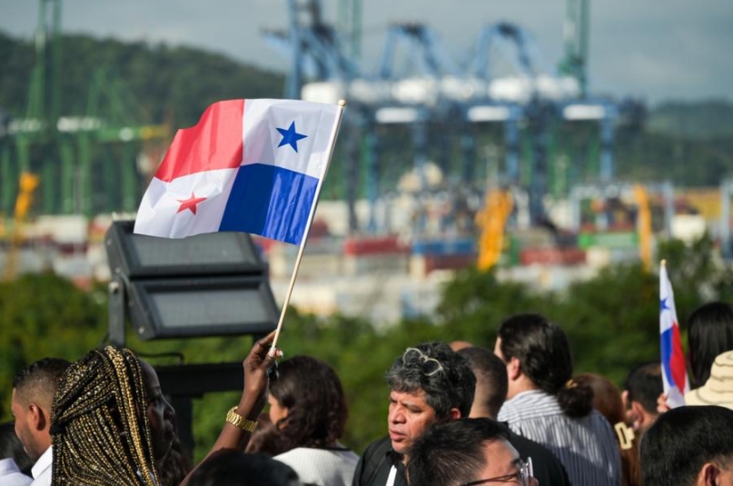 Imagen del 31 de diciembre de 2024 de personas participando en una ceremonia para celebrar el 25° aniversario de la devolución del Canal de Panamá en la Ciudad de Panamá. (Xinhua/Chen Haoquan)