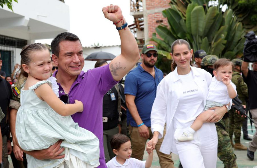 Imagen cedida por la Presidencia de Ecuador del presidente ecuatoriano y candidato a la reelección, Daniel Noboa (2-i), reaccionando después de emitir su voto, en Olón, en la provincia de Santa Elena, Ecuador, el 13 de abril de 2025. (Xinhua/Isaac Castillo/Presidencia del Ecuador)