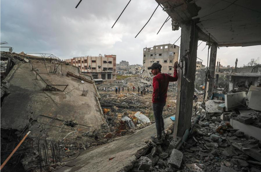 Imagen del 12 de abril de 2025 de un palestino observando edificios destruidos después de un ataque aéreo israelí, en el campamento de refugiados de Jabalia, en el norte de la Franja de Gaza. (Xinhua/Mahmoud Zaki)