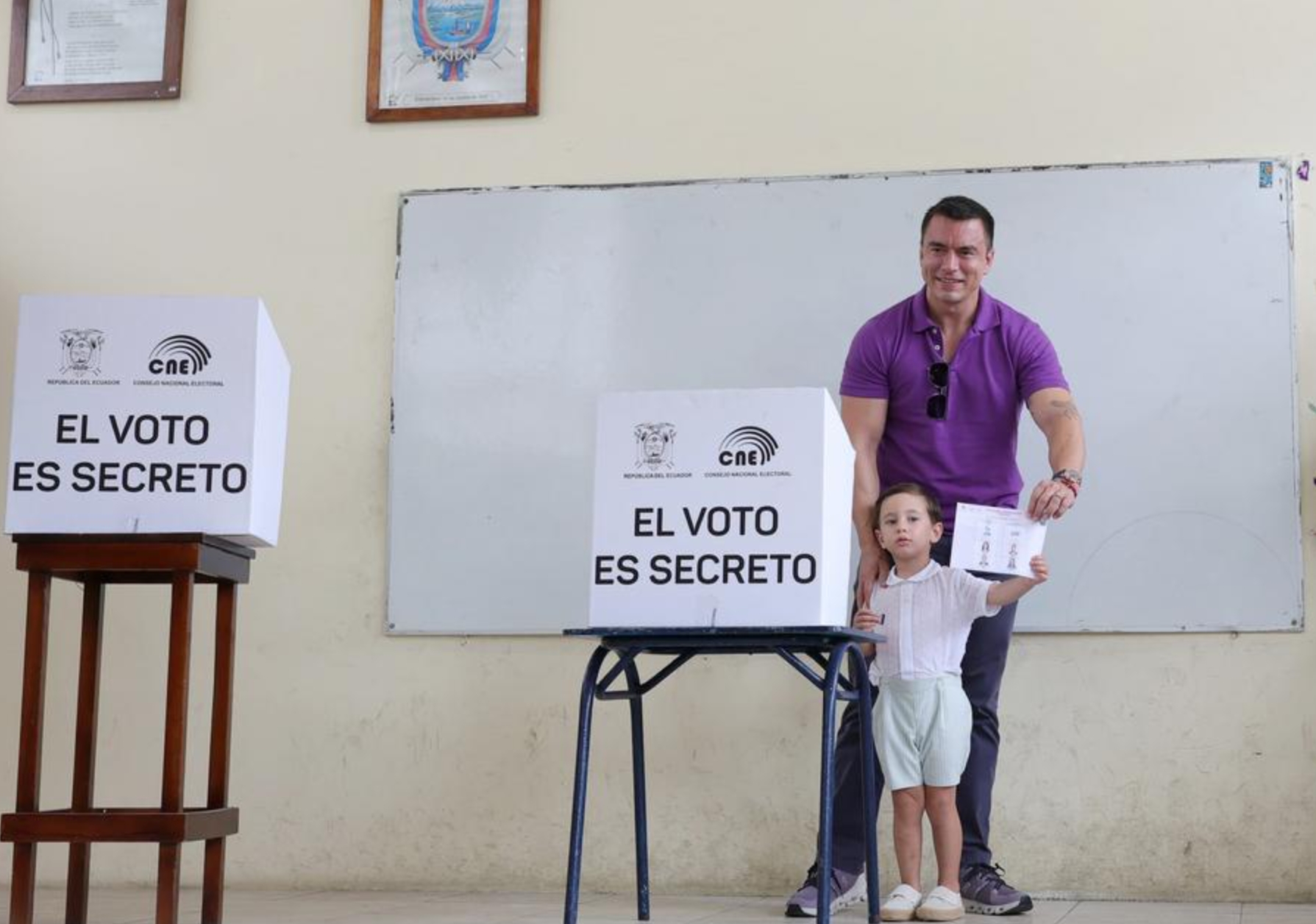 Imagen cedida por la Presidencia de Ecuador del presidente ecuatoriano y candidato a la reelección, Daniel Noboa (atrás), posando para una fotografía previo a emitir su voto, en un colegio electoral, en Olón, en la provincia de Santa Elena, Ecuador, el 13 de abril de 2025. (Xinhua/Isaac Castillo/Presidencia del Ecuador)