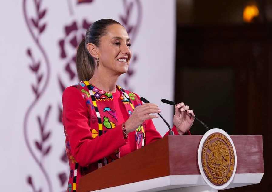 Imagen cedida por la Presidencia de México de la presidenta mexicana, Claudia Sheinbaum, sonriendo durante su conferencia de prensa matutina, en Palacio Nacional, en la Ciudad de México, capital de México, el 11 de abril de 2025. (Xinhua/Presidencia de México)