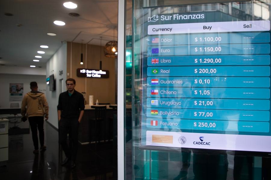 Un monitor muestra la cotización del dólar oficial entre otras monedas en un local de venta de divisas, en la ciudad de Buenos Aires, capital de Argentina, el 14 de abril de 2025. Argentina inició el lunes la primera jornada financiera sin control de cambios, tras la decisión del Gobierno de levantar el llamado "cepo" cambiario, en el marco de su estrategia para normalizar el mercado y atraer inversiones. (Xinhua/Martín Zabala)