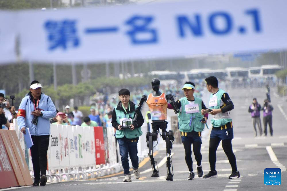 Media maratón de Beijing E-Town y la media maratón de robots humanoides