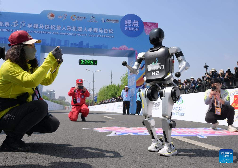Media maratón de Beijing E-Town y la media maratón de robots humanoides