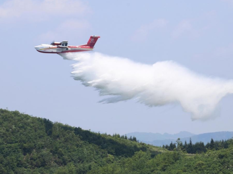 El avión anfibio de gran tamaño AG600 cumple misiones de extinción de incendios durante una prueba de vuelo en Xichang, en la provincia suroccidental china de Sichuan, en junio de 2023. (Cortesía)