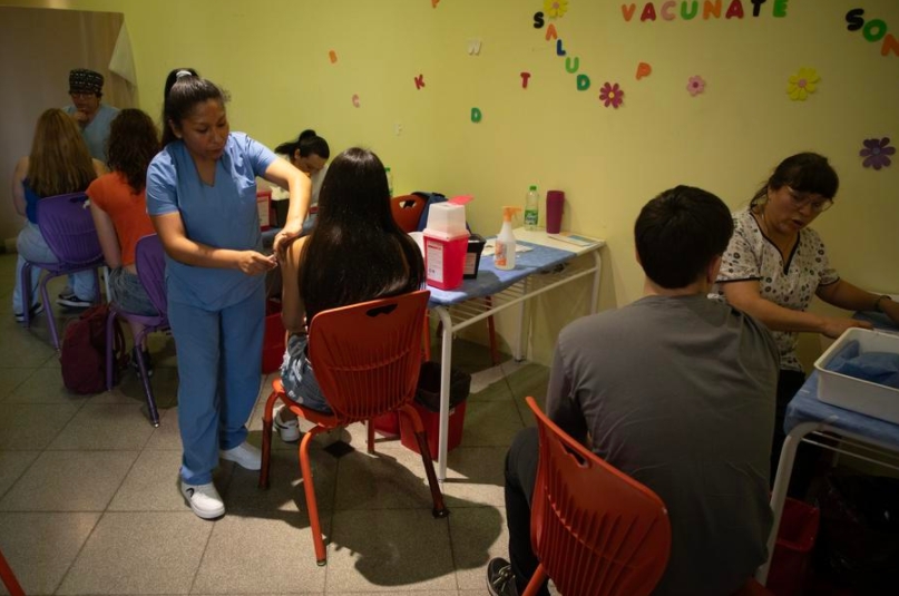 Trabajadoras de la salud aplican dosis de una vacuna contra el dengue a jóvenes durante una campaña de vacunación contra la enfermedad, en la ciudad de Buenos Aires, capital de Argentina, el 30 de septiembre de 2024. (Xinhua/Martín Zabala)