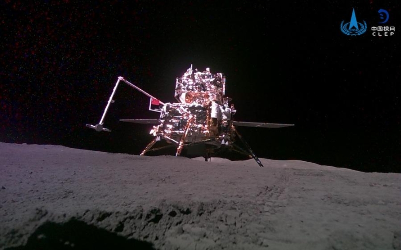Fotografía tomada y transmitida a la Tierra de forma autónoma por un miniexplorador lanzado desde la combinación de módulos de aterrizaje y ascenso de la sonda Chang'e-6, en la que se muestra una vista de la propia combinación en la superficie lunar, el 3 de junio de 2024. (Xinhua/Cortesía)