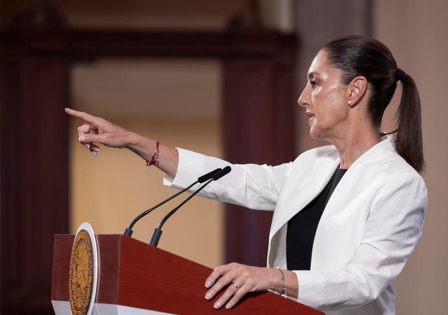 Imagen cedida por la Presidencia de México de la presidenta mexicana, Claudia Sheinbaum, reaccionando durante su conferencia de prensa matutina, en Palacio Nacional, en la Ciudad de México, capital de México, el 24 de abril de 2025. (Xinhua/Presidencia de México) 