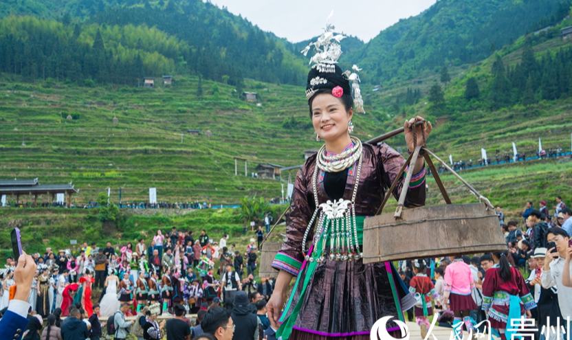 Se celebra desfile de moda étnica en las terrazas Jiabang de Congjiang, Guizhou