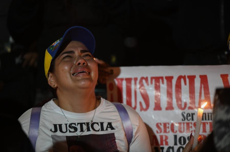 Imagen del 2 de abril de 2025 de la familiar de un migrante deportado desde Estados Unidos a El Salvador reaccionando durante una vigilia frente a la Embajada de El Salvador, en Caracas, Venezuela. (Xinhua/Marcos Salgado)