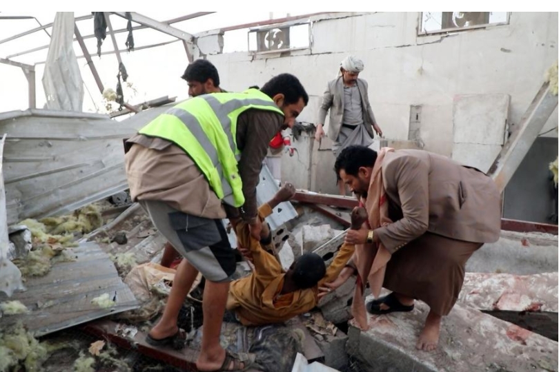 Captura de pantalla de un video que muestra a rescatistas ayudando a sacar a un hombre de los escombros en un centro de detención, en la provincia de Saada, Yemen, el 28 de abril de 2025. (Xinhua/Centro de Medios Hutí) 
