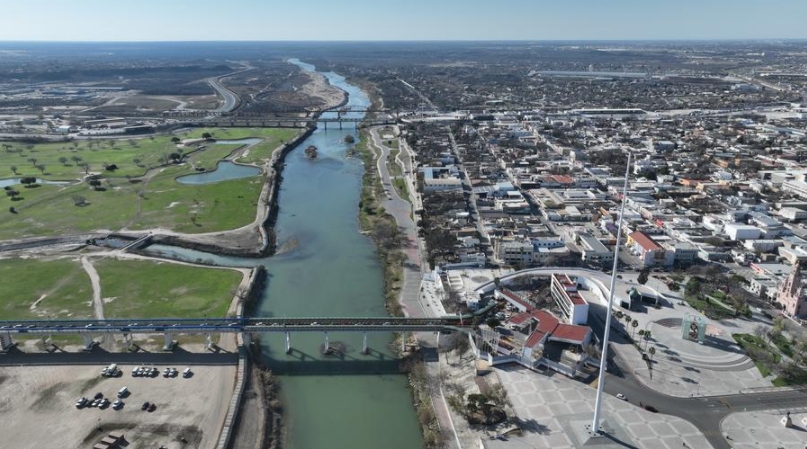Vista aérea tomada con un dron el 16 de febrero de 2025 de un puente internacional entre México (d) y Estados Unidos, en Piedras Negras, Coahuila, México. México y Estados Unidos comparten una línea fronteriza de más de 3.100 kilómetros, con la sección oriental definida principalmente por el Río Bravo. (Xinhua/Li Mengxin) 