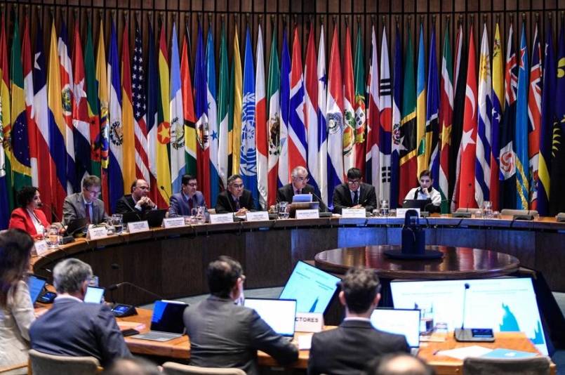 El secretario ejecutivo de la Comisión Económica para América Latina y el Caribe (CEPAL), José Manuel Salazar-Xirinachs (3-d-atrás), participa durante la presentación del informe anual Perspectivas del Comercio Internacional de América Latina y el Caribe, denominado este año "Reconfiguración del comercio mundial y opciones para la recuperación regional", en la sede de la CEPAL, en Santiago, capital de Chile, el 23 de octubre de 2024. (Xinhua/Jorge Villegas) 