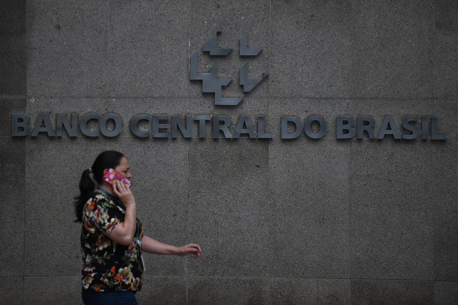Una mujer habla por teléfono mientras camina frente a la sede del Banco Central de Brasil, en Brasilia, capital de Brasil, el 13 de enero de 2025. (Xinhua/Lucio Tavora)
