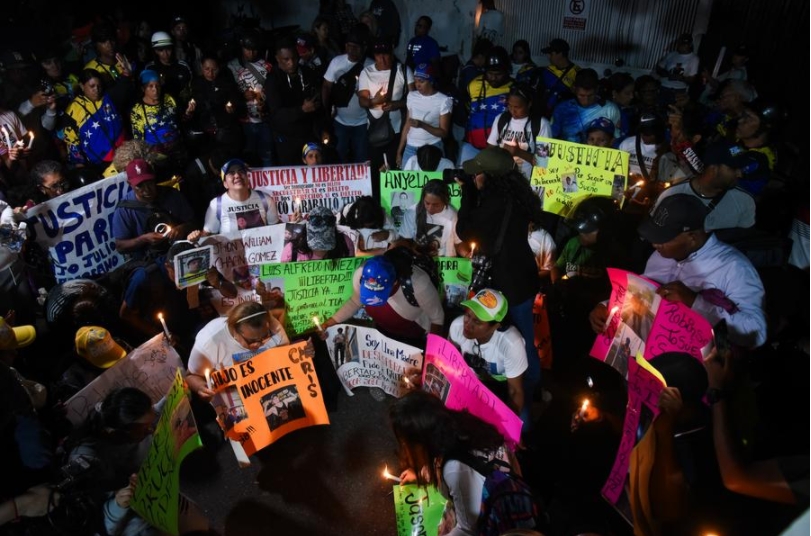Imagen del 2 de abril de 2025 de familiares de migrantes deportados desde Estados Unidos a El Salvador participando en una vigilia frente a la Embajada de El Salvador, en Caracas, Venezuela. (Xinhua/Marcos Salgado)