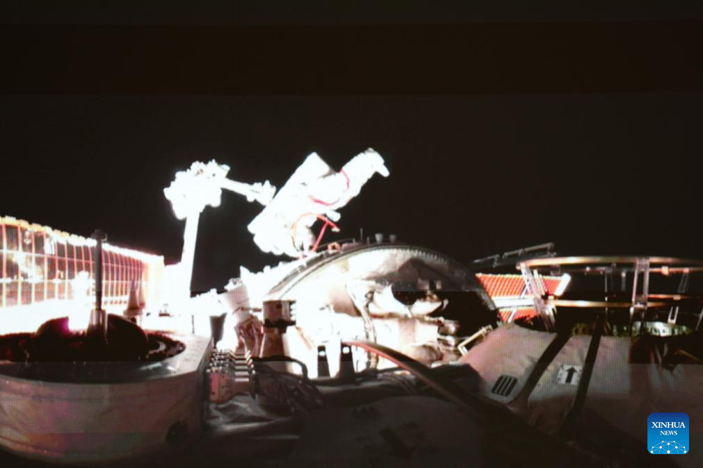 Astronautas de Shenzhou-20 completan primera caminata espacial