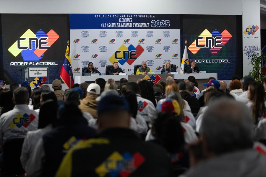 Imagen del 25 de mayo de 2025 de personas participando en un acto en la sede del Consejo Nacional Electoral (CNE) de Venezuela, en Caracas, Venezuela. El vicepresidente del CNE de Venezuela, Carlos Quintero, informó la noche del domingo que la coalición gobernante encabezada por el Partido Socialista Unido de Venezuela (PSUV), triunfó de manera contundente en las elecciones parlamentarias y regionales que se desarrollaron el domingo. (Xinhua/Marcos Salgado) 