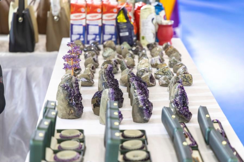 Productos de piedras preciosas en el pabellón nacional de Uruguay en la VII Feria Internacional de Inversión y Comercio del Oeste de China, en la municipalidad suroccidental de Chongqing, el 23 de mayo de 2025. (Xinhua/Huang Wei)
