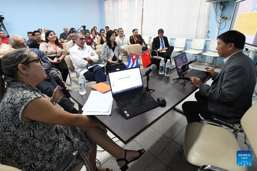 El decano del Instituto Comunidad de Futuro Compartido, de la Universidad China de las Comunicaciones, Li Huailiang (d), pronuncia un discurso en el I Seminario Internacional Comunidad de Futuro Compartido llevado a cabo en la Facultad de Comunicación de la Universidad de La Habana, en La Habana, capital de Cuba, el 27 de mayo de 2025. Académicos de China y Cuba debatieron en La Habana sobre la construcción de una Comunidad de Futuro Compartido como vía para enfrentar los actuales desafíos que tiene la humanidad. (Xinhua/Joaquín Hernández)
