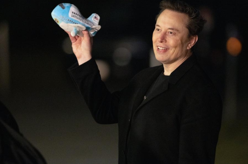 Imagen de archivo del 19 de febrero de 2025 de Elon Musk sosteniendo un juguete de peluche del Air Force One a su llegada al Jardín Sur de la Casa Blanca, en Washington, D.C., Estados Unidos. (Xinhua/Hu Yousong)