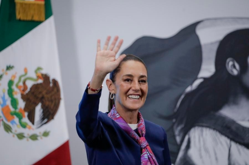 La presidenta de México, Claudia Sheinbaum, saluda durante su conferencia de prensa matutina, en Palacio Nacional, en la Ciudad de México, capital de México, el 2 de junio de 2025. (Xinhua/Str)