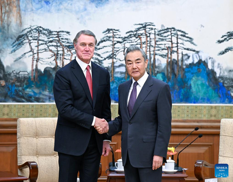 Máximo diplomático chino se reúne con embajador de EEUU en China y espera que promueva lazos bilaterales saludables, estables y sostenibles