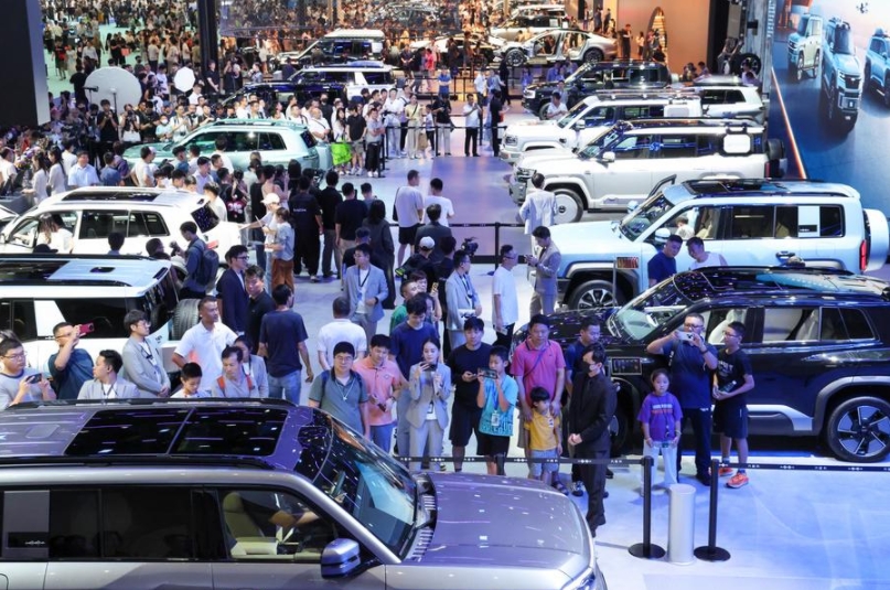 Visitantes recorren el estand de BYD en la Exposición Internacional de Automóviles de la Gran Área de la Bahía Guangdong-Hong Kong-Macao, en Shenzhen, provincia meridional china de Guangdong, el 31 de mayo de 2025. (Xinhua/Liang Xu)