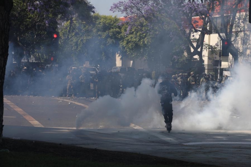 Imagen del 7 de junio de 2025 de agentes federales disparando gases lacrimógenos a los manifestantes, en Paramount, en el condado de Los Angeles, California, Estados Unidos. (Xinhua/Qiu Chen)