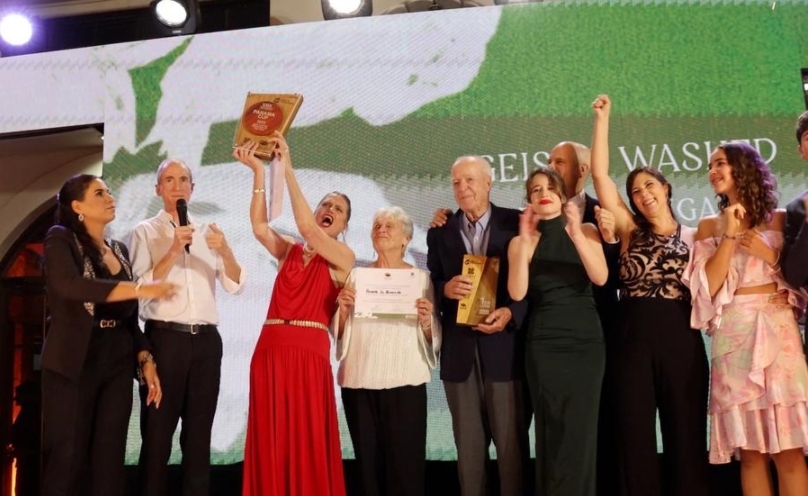 Imagen facilitada por la Asociación de Cafés Especiales de Panamá del 7 de junio de 2025 de Rachel Peterson (3-i), representante de la hacienda panameña La Esmeralda, sosteniendo un trofeo durante la edición número 29 de la cata internacional "Best of Panama 2025" de la Asociación de Cafés Especiales de Panamá, en la provincia de Chiriquí, en el oeste de Panamá. (Xinhua/Asociación de Cafés Especiales de Panamá)