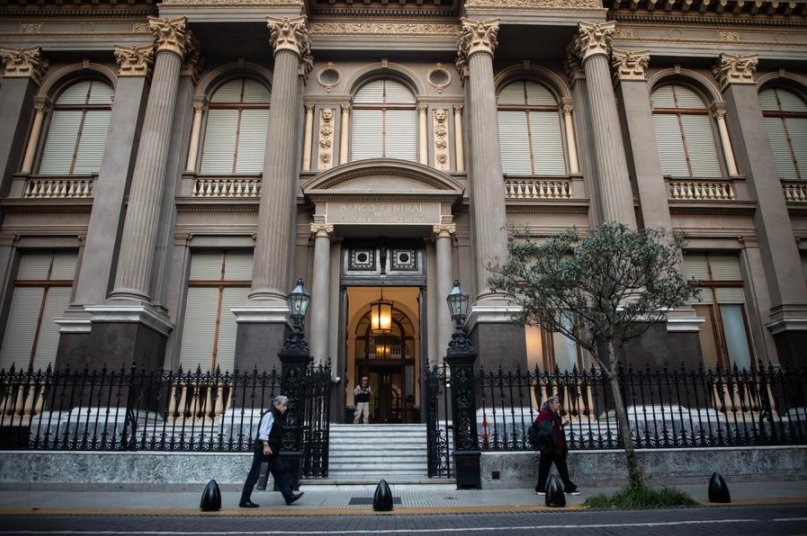 Imagen del 11 de abril de 2025 de personas caminando frente a una de las entradas del Banco Central de la República Argentina, en la ciudad de Buenos Aires, capital de Argentina. (Xinhua/Martín Zabala) 