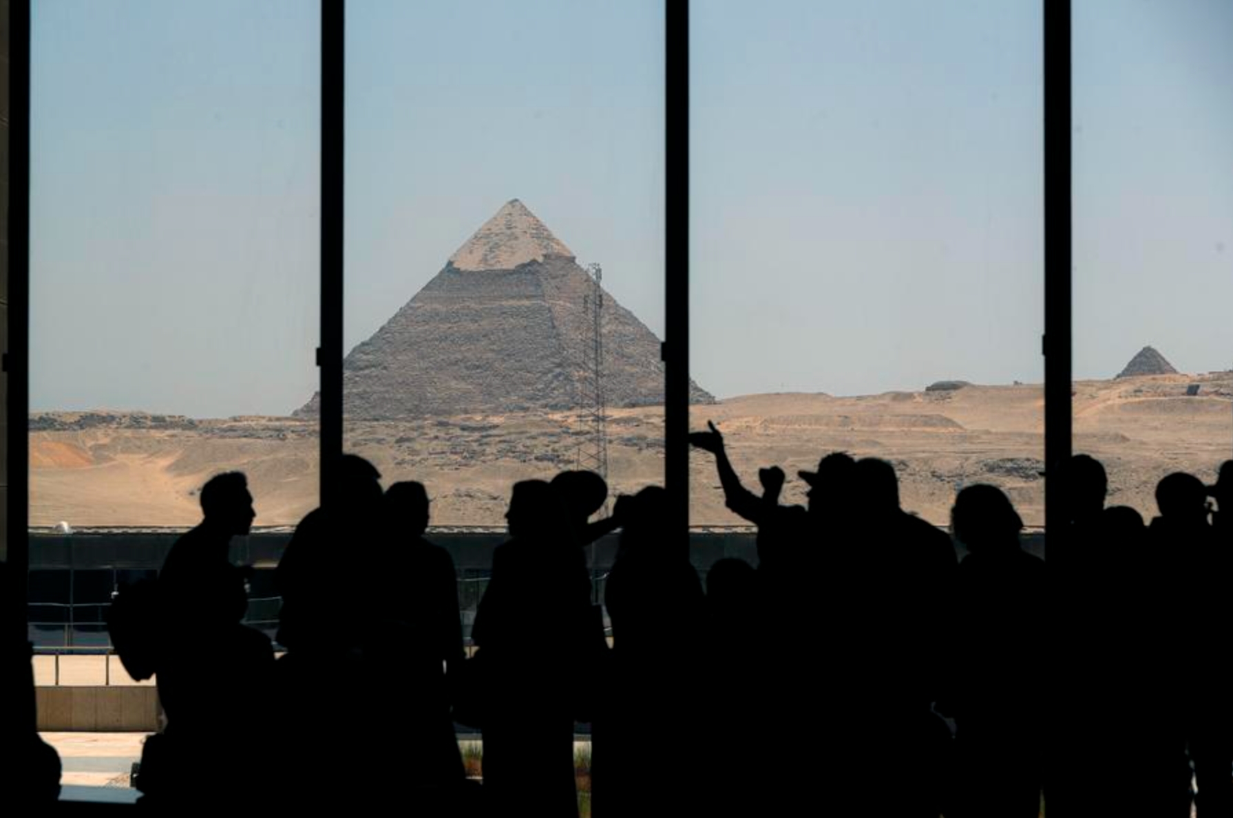 Turistas observan la pirámide de Kefrén mientras visitan el Gran Museo Egipcio, en Giza, Egipto, el 12 de junio de 2025. (Xinhua/Ahmed Gomma) 