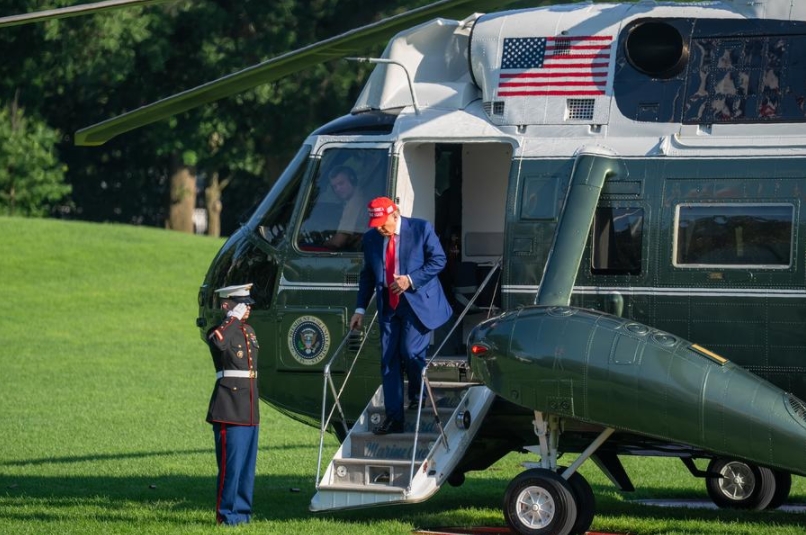 El presidente estadounidense, Donald Trump, desciende del Marine One a su regreso a la Casa Blanca, en Washington D.C., Estados Unidos, el 21 de junio de 2025. (Xinhua/Hu Yousong) 
