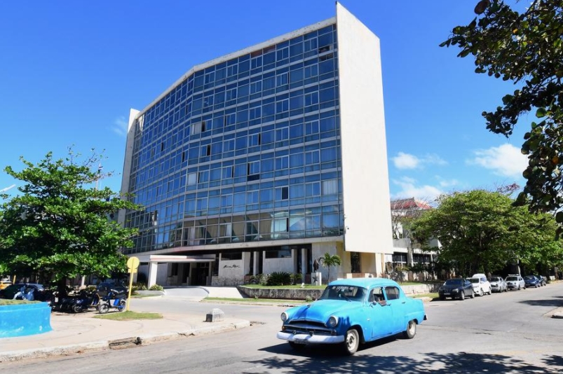 Un automóvil circula frente al Ministerio de Relaciones Exteriores de Cuba, en La Habana, capital de Cuba, el 26 de febrero de 2025. (Xinhua/Joaquín Hernández) 