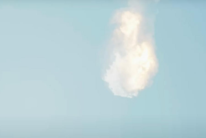 Captura de video cedida por SpaceX el 20 de abril de 2023 del cohete Starship explotando después de despegar desde la plataforma de lanzamiento en la Base Estelar de SpaceX, en Boca Chica, Texas, Estados Unidos. (Xinhua/SpaceX)