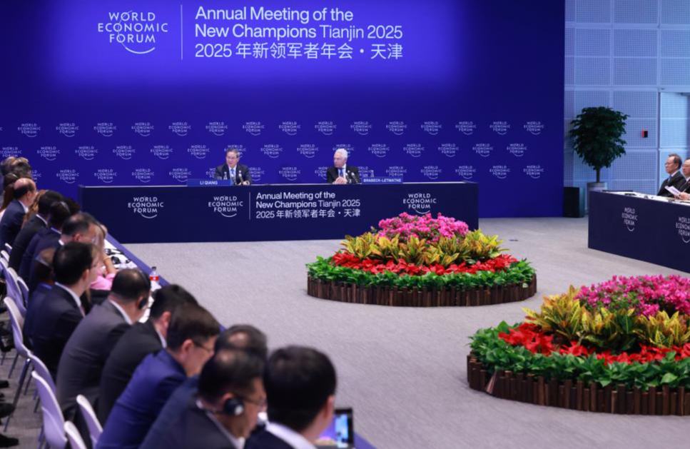 Premier chino intercambia ideas con empresarios en Foro Davos de Verano