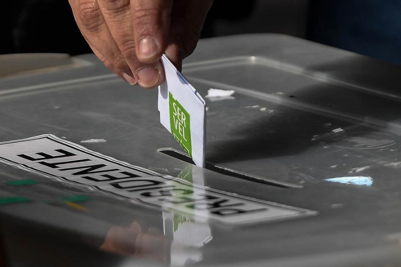 Una persona emite su voto en un centro electoral durante la elección primaria de las presidenciales, en la ciudad de Santiago, capital de Chile, el 29 de junio de 2025. (Xinhua/Jorge Villegas) 