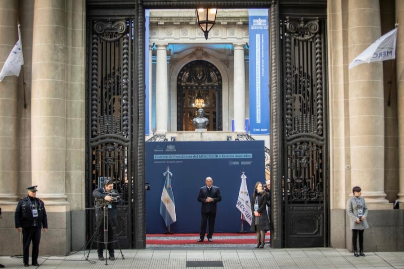 El ministro de Relaciones Exteriores argentino, Gerardo Werthein (c), espera la llegada de sus homólogos de los países miembros durante la LXVI Cumbre de Presidentes del Mercosur y Estados Asociados, en el Palacio San Martín, sede ceremonial de la Cancillería argentina, en la ciudad de Buenos Aires, capital de Argentina, el 2 de julio de 2025. (Xinhua/Martín Zabala)
