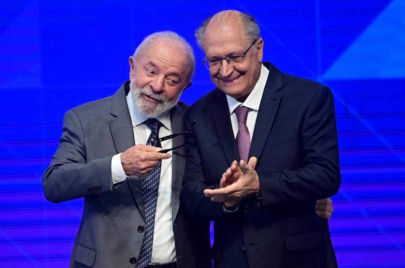 El presidente brasileño, Luiz Inácio Lula da Silva (i), y el vicepresidente brasileño, Geraldo Alckmin (d), reaccionan durante la apertura del Foro Empresarial de los BRICS, en Río de Janeiro, Brasil, el 5 de julio de 2025. (Xinhua/Lucio Tavora)