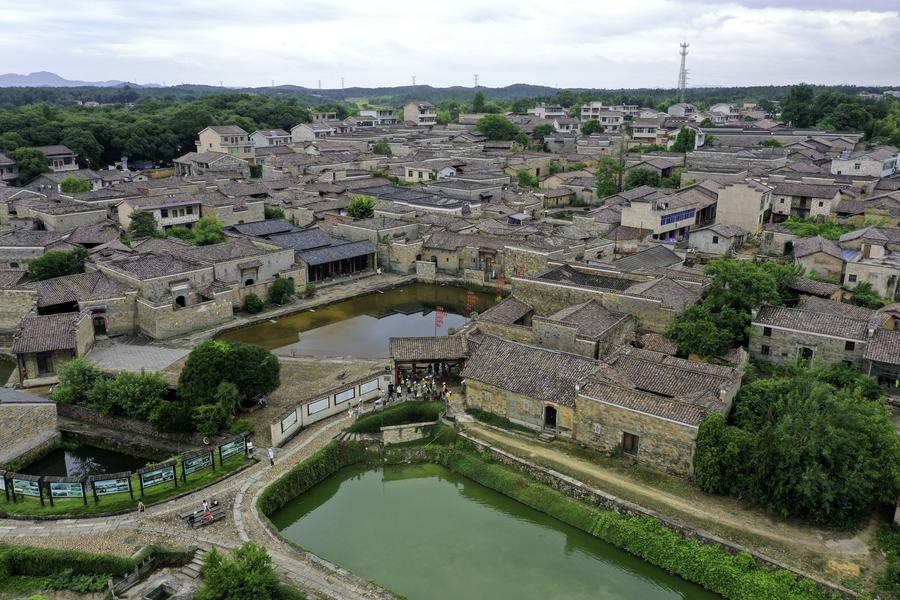 Vista aérea fotografiada con un dron de la aldea de Zhuqiao en el distrito de Jinxi, ciudad de Fuzhou, en la provincia oriental china de Jiangxi, el 9 de julio de 2025. (Xinhua/Liu Jinhai)