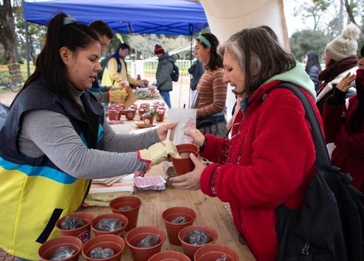 Cientos hacen fila para llevar a casa una rosa durante tradicional poda en Buenos Aires