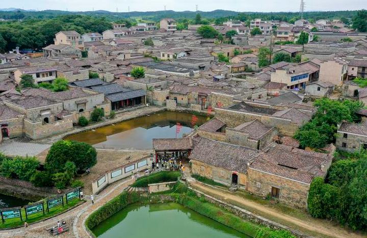 China consolida logros de alivio de pobreza en período de transición de cinco años, según informe