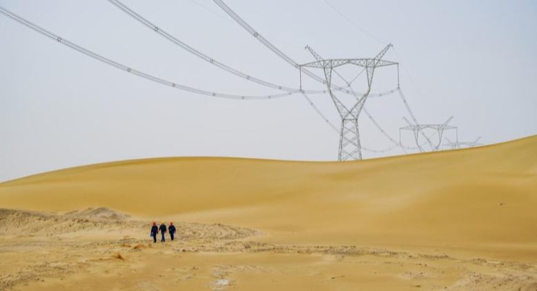 China completa "anillo de autopistas eléctricas" alrededor del desierto del sur de Xinjiang