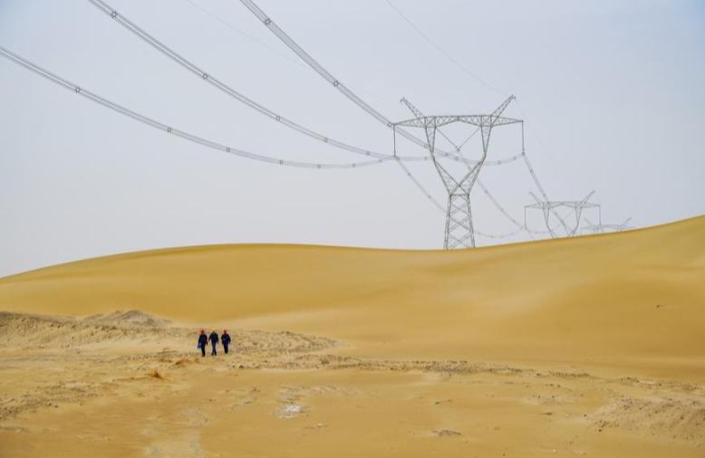 China completa "anillo de autopistas eléctricas" alrededor del desierto del sur de Xinjiang