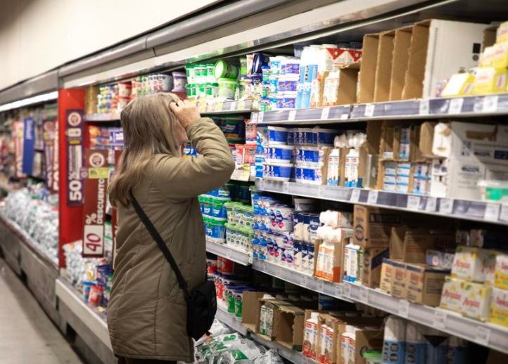 Inflación en Argentina vuelve a desacelerar en junio y acumula 15,1 % en primeros seis meses